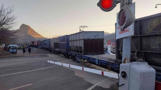 Elazığ'da tren, hemzemin geçitte çarptığı aracı 100 metre sürükledi: 1 yaralı