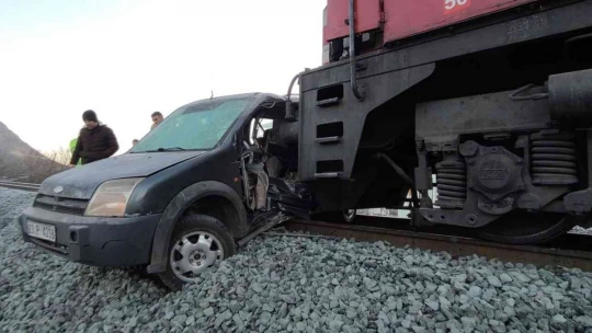 Elazığ'da tren, hemzemin geçitte çarptığı aracı 100 metre sürükledi: 1 yaralı