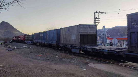Elazığ'da tren, hemzemin geçitte çarptığı aracı 100 metre sürükledi: 1 yaralı