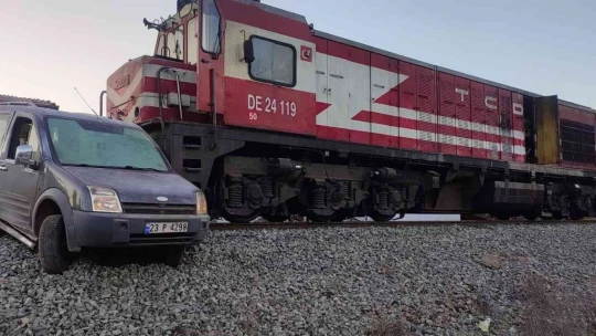 Elazığ'da trenin araca çarptığı kazanın görüntüleri ortaya çıktı