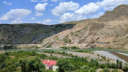 Elazığ'da trenin çarptığı işçiler ağır yaralandı