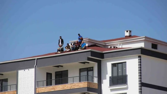 Elazığ'da tribünler, çatılar doldu taştı