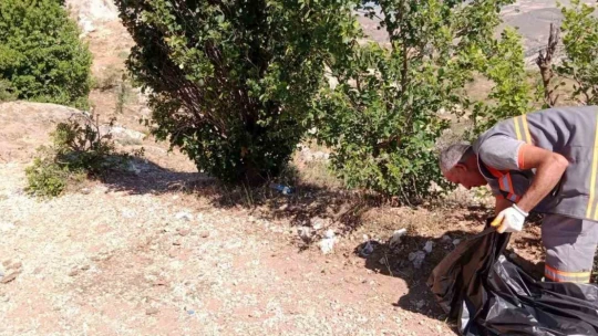 Elazığ'da turizm bölgesine atılan çöpler ekipler tarafından toplandı