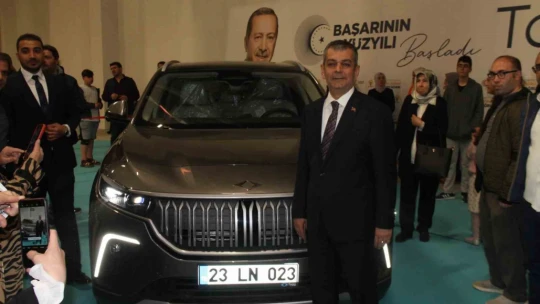 Elazığ'da Türkiye'nin milli otomobili Togg'a vatandaşlardan büyük ilgi