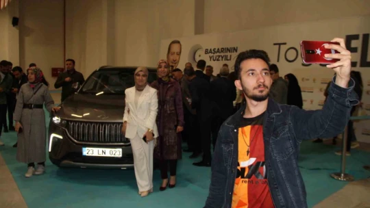 Elazığ'da Türkiye'nin milli otomobili Togg'a vatandaşlardan büyük ilgi