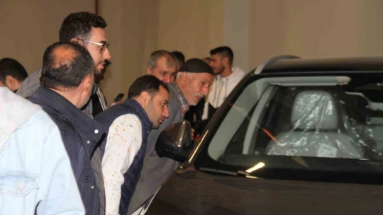 Elazığ'da Türkiye'nin milli otomobili Togg'a vatandaşlardan büyük ilgi