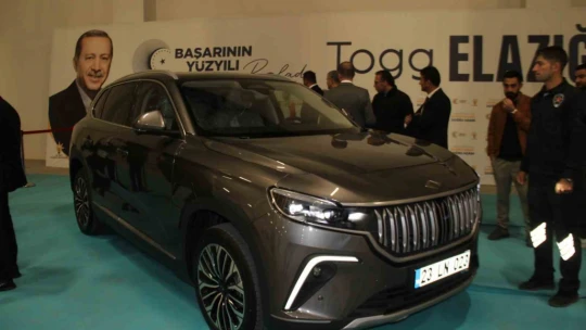 Elazığ'da Türkiye'nin milli otomobili Togg'a vatandaşlardan büyük ilgi