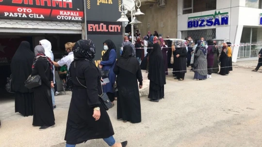 Elazığ'da ucuz halı kuyruğu