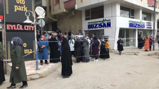 Elazığ'da ucuz halı kuyruğu