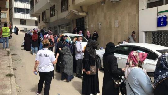 Elazığ'da ucuz halı kuyruğu