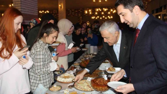 Elazığ'da üniversiteli öğrenciler yöresel yemeklerle buluştu