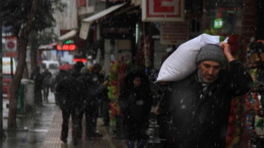 Elazığ'da uzun süredir beklenen kar yağışı başladı