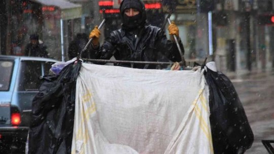 Elazığ'da uzun süredir beklenen kar yağışı başladı
