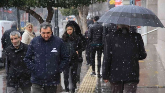 Elazığ'da uzun süredir beklenen kar yağışı başladı