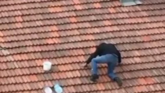 Vatandaşın çatıdaki tehlikeli yürüyüşü