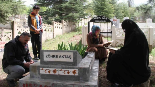 Elazığ'da vatandaşlar mezarlıklara akın etti