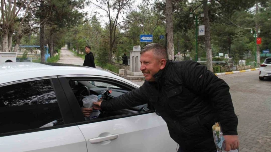 Elazığ'da vatandaşlar mezarlıklara akın etti
