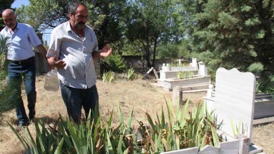 Elazığ'da vatandaşlar arife günü mezarlıklara akın etti