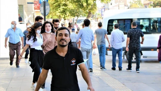 Elazığ'da vatandaşlar korona virüs tedbirlerini unuttu, maskeler çene altına indi