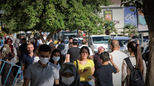 Elazığ'da vatandaşlar korona virüs tedbirlerini unuttu, maskeler çene altına indi