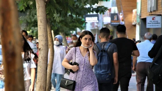Elazığ'da vatandaşlar korona virüs tedbirlerini unuttu, maskeler çene altına indi