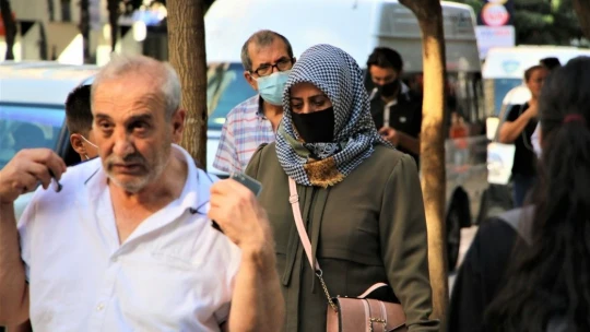 Elazığ'da vatandaşlar korona virüs tedbirlerini unuttu, maskeler çene altına indi
