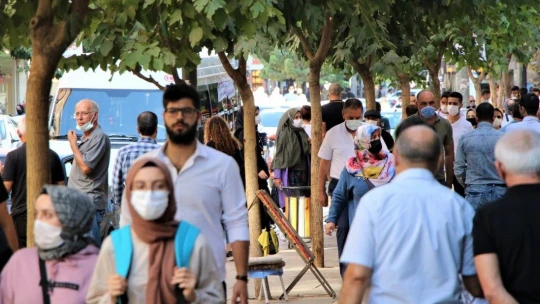 Elazığ'da vatandaşlar korona virüs tedbirlerini unuttu, maskeler çene altına indi