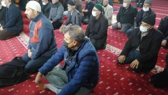 Elazığ'da vatandaşlar sabah namazında buluştu