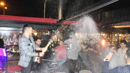 Elazığ'da vatandaşlar yeni yıla halay çekip çiftetelli oynayarak girdi