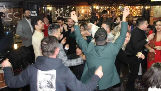 Elazığ'da vatandaşlar yeni yıla halay çekip çiftetelli oynayarak girdi