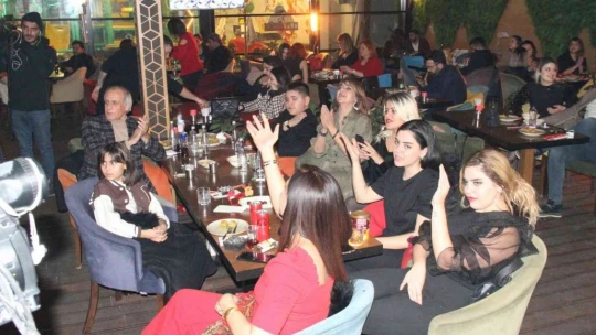 Elazığ'da vatandaşlar yeni yıla halay çekip çiftetelli oynayarak girdi