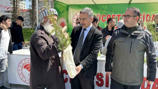 Elazığ'da vatandaşlara 6 bin adet ücretsiz fidan dağıtıldı