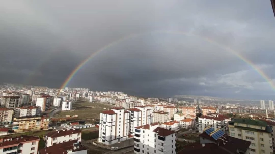 Elazığ'da yağmur sonrası çıkan gökkuşağı mest etti