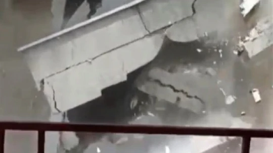 Elazığ'da yıkım makinesinin dokunduğu bina, yerle bir oldu