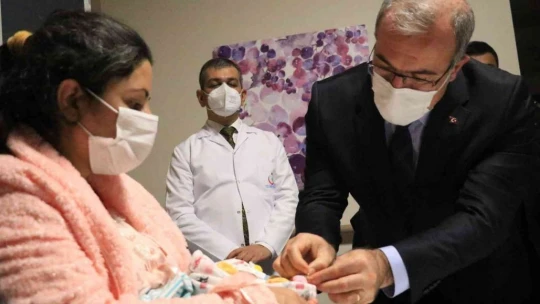 Elazığ'da yılın ilk bebeklerine Ömer Asaf ve Esra ismi verildi