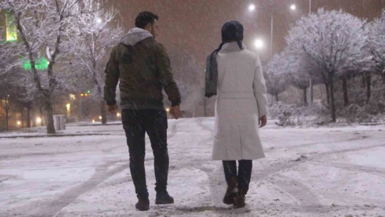 Elazığ'da yoğun kar yağışı etkili oldu, vatandaş doyasıya eğlendi