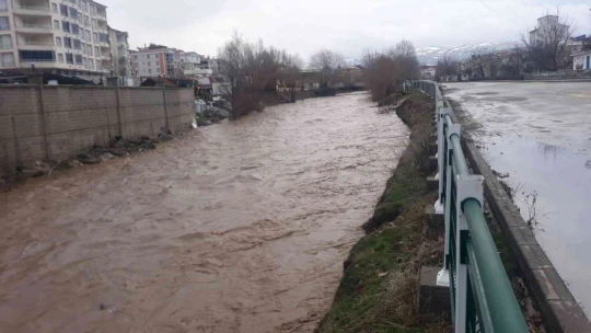 Elazığ'da yoğun yağışların ardından dereler taştı, vatandaşlara anonsla sel uyarısı yapıldı