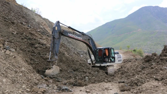 Elazığ'da yol genişletme çalışmaları sürüyor