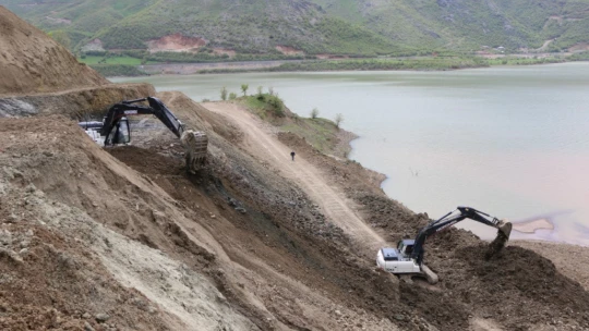 Elazığ'da yol genişletme çalışmaları sürüyor