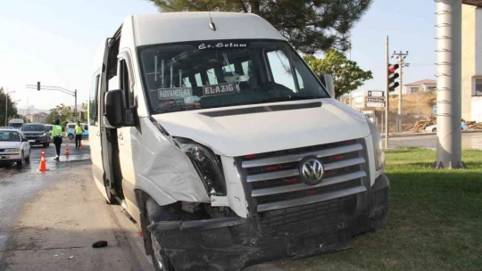 Elazığ'da yolcu minibüsü ile otomobil çarpıştı: 8 yaralı