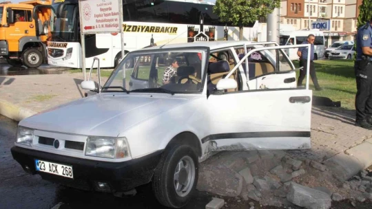 Elazığ'da yolcu minibüsü ile otomobil çarpıştı: 8 yaralı