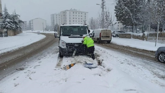 Elazığ'da yolda kalan sürücülerin imdadına polis ekipleri koştu