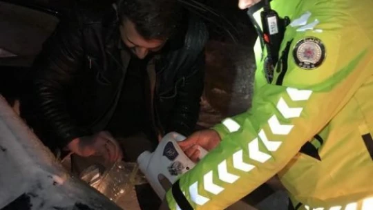 Elazığ'da yolda kalan vatandaşların yardımına trafik polisleri koştu