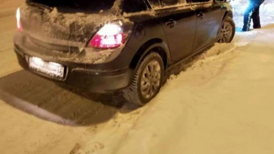 Elazığ'da yolda kalan vatandaşların yardımına trafik polisleri koştu
