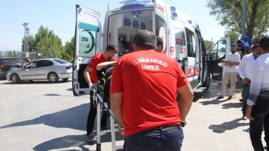 Elazığ'da yolun karşısına geçen anne ve kızına otomobil çarptı