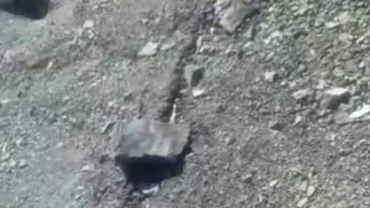 Elazığ'da zemin sıvılaşmasının ardından bu kez de dağlardaki çatlaklar dikkat çekti