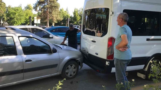 Elazığ'da zincirleme trafik kazası: 3 yaralı