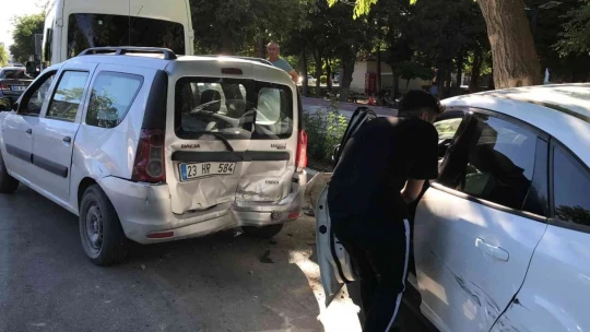 Elazığ'da zincirleme trafik kazası: 3 yaralı