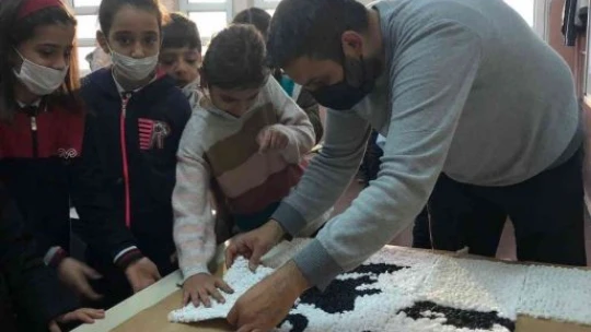 Elazığ'daki 10 Kasım töreninde öğrencinin ağlaması herkesi duygulandırdı