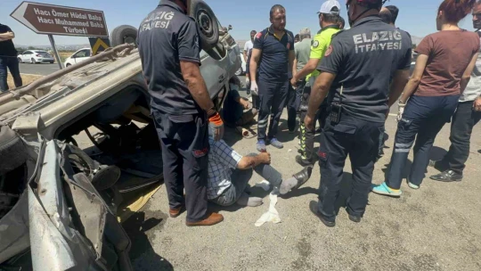 Elazığ'daki kazada yaralılara ilk müdahaleyi yapan vatandaş konuştu: 'Önce refüje sonra kavşağa vurup takla atmış'